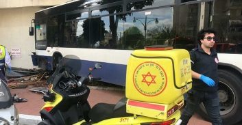 ר"ג: אוטובוס איבד שליטה, דרס הולכי רגל והתנגש בקיר בניין מגורים