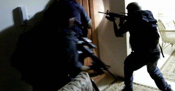 במשטרה טוענים: לכדנו את "שודד הפלאפונים" ממבלות במרכזי קניות בגוש דן