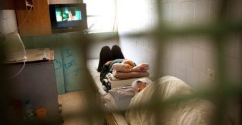 עצורה בנווה תרצה שפכה מים רותחים על פניה של עצורה אחרת