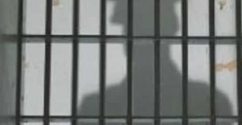 אישום: קמ"ן כלא אלה הבריח טלפון לאסיר והעלים עין מהברחות חשיש