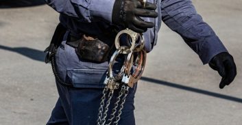 עתירה: לחטא את האזיקים בבתי הכלא או להפסיק את השימוש בהם