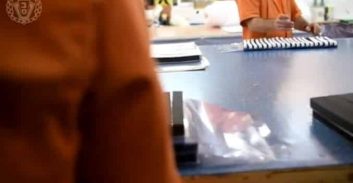 המדינה מגייסת אסירים לייצור משקפי מגן להגנה מנגיף הקורונה