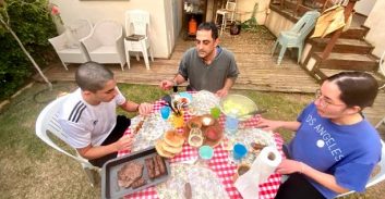 פוסטה והסגר – עו"ד אורית חיון: הכל נעצר, אבל מגלה את החיים הטובים בחצר הבית