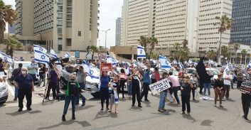 מי באמת יורק בפרצופה של הדמוקרטיה