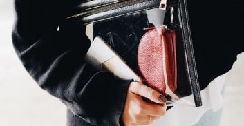 ארבע נשים נעצרו בחשד לגניבת תיקים מקשישים בבת ים וחולון