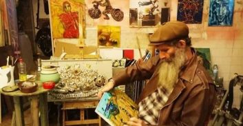 פעיל סביבתי ואמן נאשם בהצתת עמוד חשמל כחלק מהמאבק נגד אנטנות 5G