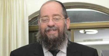 הנעליים הגדולות של הרב אברהם ישעיהו הבר