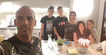 פוסטה והסגר – עו"ד יוסי פלסיוס-קליין: כשהאשה חוזרת מהעבודה במרפאה הכל כבר מוכן ומסודר. אידיליה