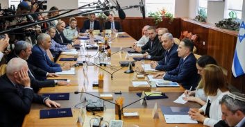 התנועה לאיכות השלטון יצאה בקמפיין נגד "ממשלת שחיתות בזבזנית"