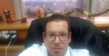 פוסטה והסגר – עו"ד אייל בסרגליק: לקוח שמגיע למשרד נדרש לשמור מרחק ומסמכים שהביא עוברים חיטוי