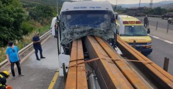 כביש 65: נהג אוטובוס שהתנגש מאחור במשאית נהרג