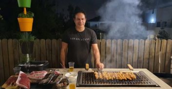 עו"ד משה יוחאי סגר את הקורונה על המנגל