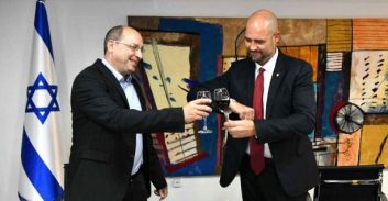 חילופי שרים במשרד המשפטים: אוחנה ממשיך לצלוף בעובדים, ניסנקורן מתחייב: "מהיום אני החומה הבצורה שלכם"