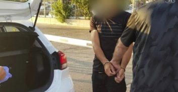 כתב אישום: דרס שוטר, התנגש בניידת ונמלט