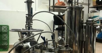 אישום: גידל קנאביס ליד הנחל והפיק ממנו שמן במכונה שהפעיל בקיבוץ