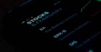 אישום: כתב ספרי הדרכה על השקעות ועקץ משקיעים במיליון וחצי שקל