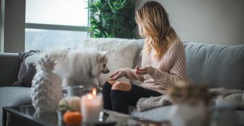 האישה ניצחה בקרב על הסדרי הראייה של הכלבים