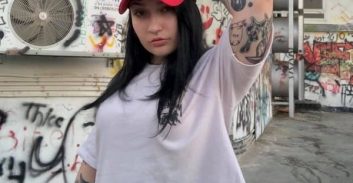 אישום: מקעקעת קיבלה סרטים כחולים מצעיר ועשתה לו כיפה אדומה