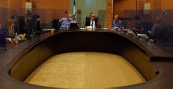 בשקט בשקט אושרה הצעת חוק להארכת דיוני עצורים באמצעות וידאו