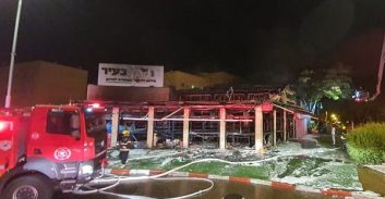 המשטרה חוקרת הצתת שתי חנויות ירקות תוך מספר ימים בקריית גת