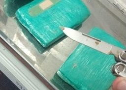 בני זוג מלוד נעצרו עם חצי ק"ג הרואין בתיק של בנם התינוק