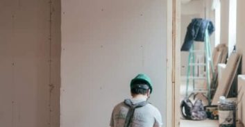 הרשעה בעבירות בנייה בוטלה בנימוק שהנאשמים נורמטיביים