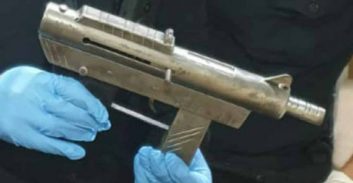 כפר סבא: מוכר למשטרה חשוד בהחזקת מקלע קרלו בפגוש של רכב