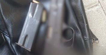 מוכר למשטרה מחולון נעצר עם אקדח טעון ודרוך 