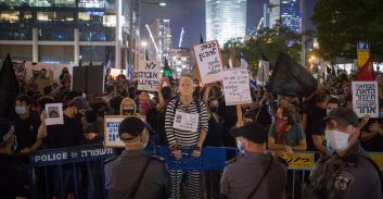 עורכת דין עוכבה לילה שלם כי העירה לשוטר על מעצר לא חוקי בהפגנה   