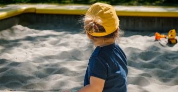 שופטת קוראת לאפשר לבתי המשפט לנוער לטפל בהליכי אימוץ