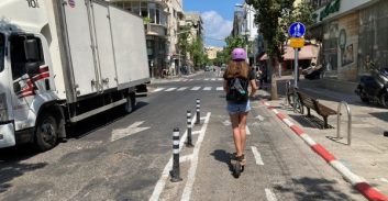 פוסטה כחול לבן: סכנה בשבילי אופניים שנסללו נגד כיוון התנועה בתל אביב