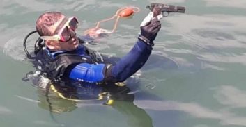 צוללני המשטרה משו מקרקעית הים את האקדח ששימש לירי על דירה באשדוד