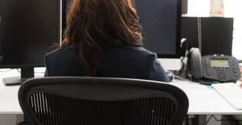 עורכת דין שבדתה כשוטרת תלונה על עבירת מין הושעתה לחמש שנים