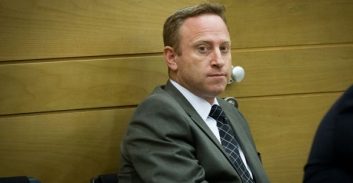 כתב אישום על מרמה והפרת אמונים לעד המדינה נגד נתניהו, ארי הרו