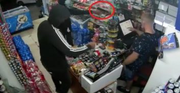 שוחררו למעצר בית שני צעירים מחדרה הנאשמים בשוד פיצוציה בהרצליה