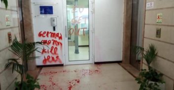 פעילי ימין נאשמים בריסוס גרפיטי ודורשים מידע על אישומים נגד אקטיביסטים משמאל