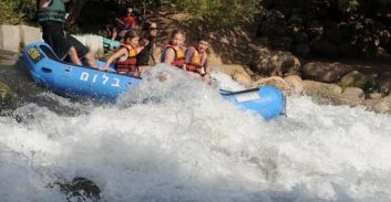 קטטה עם עובדים באתר הקייאקים של כפר בלום על רקע הטרדת בנות