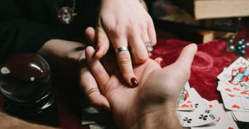 המחוזי: לבטל חצי כתב-אישום כלכלי נגד מיסטיקנית: "תקלה חמורה" בפרקליטות