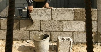 בכיר ברשות ההגירה חשוד בקבלת שוחד מקבלנים המעסיקים פלסטינים