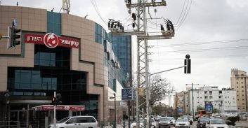 חשד: מוכרים למשטרה סחטו עבריין מנתניה שניהל קשר עם אישה נשואה