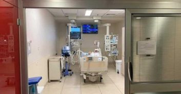 נלכד החשוד בניסיון רצח חברתו שנמלט לאחר שהיא נפטרה בטיפול נמרץ