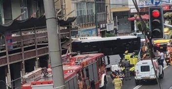 גבעתיים: נהג אוטובוס איבד שליטה ונכנס בחנות ירקות