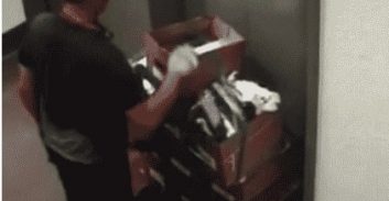 מאסר לעבריין מס שפרץ למשרדי מס-הכנסה וגנב תיקי חקירה