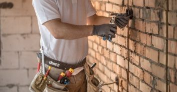 אישום: בנה בית במיליונים, עקץ את הקבלנים ואיים עליהם ברצח  