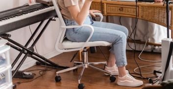 מאסר בפועל למוכר למשטרה מטייבה שסחט זמרת פליטת ריאליטי