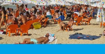 עיריית ת"א מזהירה מהתקהלות בחופים אך מספקת עשרות אלפי כיסאות בתשלום