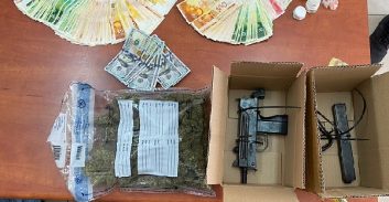 ת"א: אב ובנו נעצרו בחשד להחזקת סמים, רובה עם משתיק קול ומחסנית