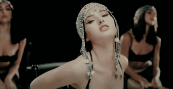 עדי ביטי – כוכבת או כוכבנית