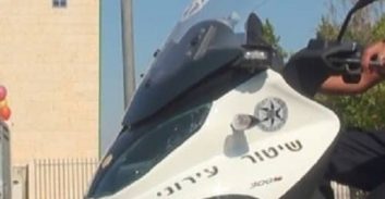 שלושה חשודים בהצתת אופנוע של פקח שיטור עירוני בבני ברק 