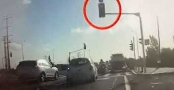 צפו בסרטון: אופנוען משטרתי תיעד נהגת חוצה צומת באור אדום
